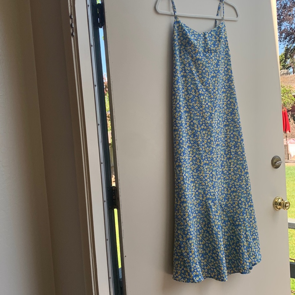 I am selling a super cute and trendy small floral midi dress